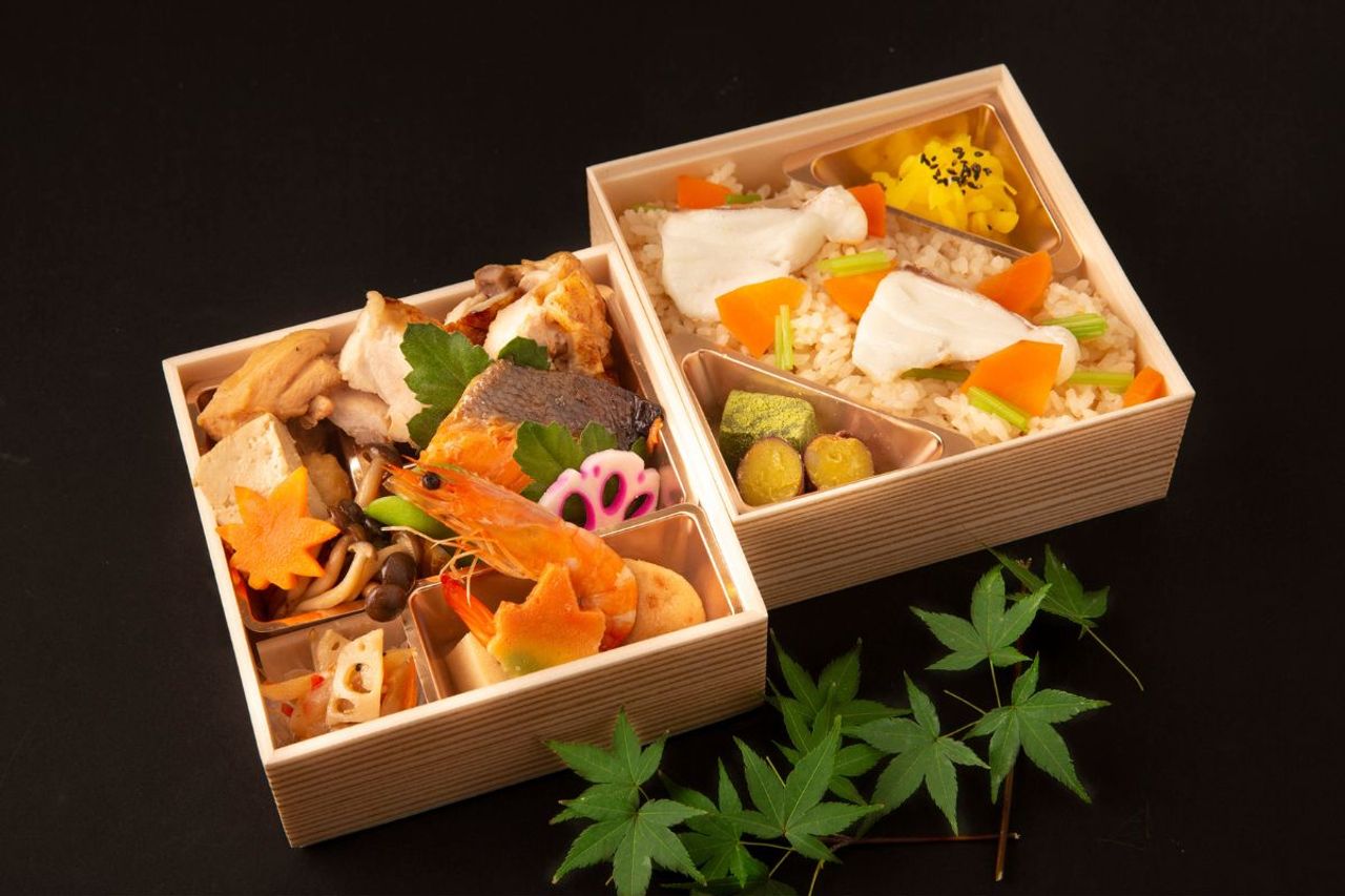 14.鶏西京焼と鮭塩焼と鶏すきやきのあじわい弁当