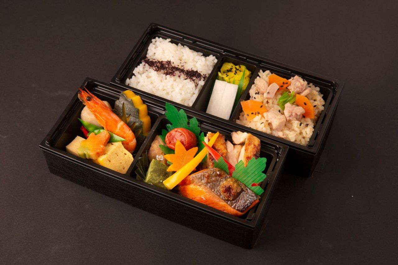 5.鶏照焼と鮭塩焼と野菜の煮物のお弁当
