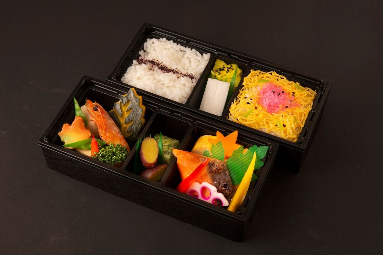 4.鮭塩焼と野菜の煮物のお弁当