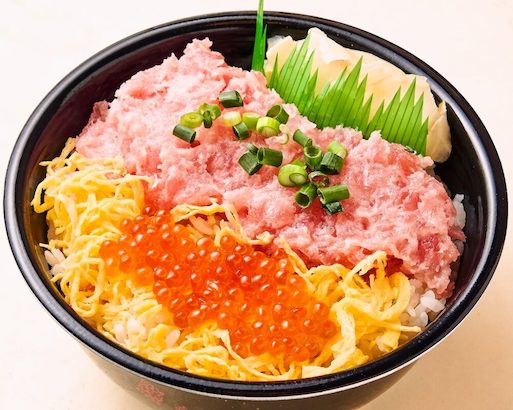 111.ねぎとろイクラ丼(Negitoro salmon roe bowl)