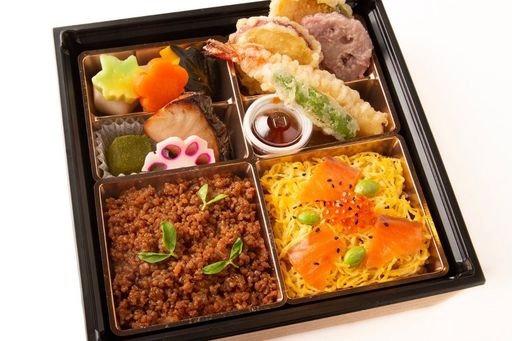 【りんどう】天ぷらとちらし寿司、鶏そぼろ弁当の松花堂弁当
