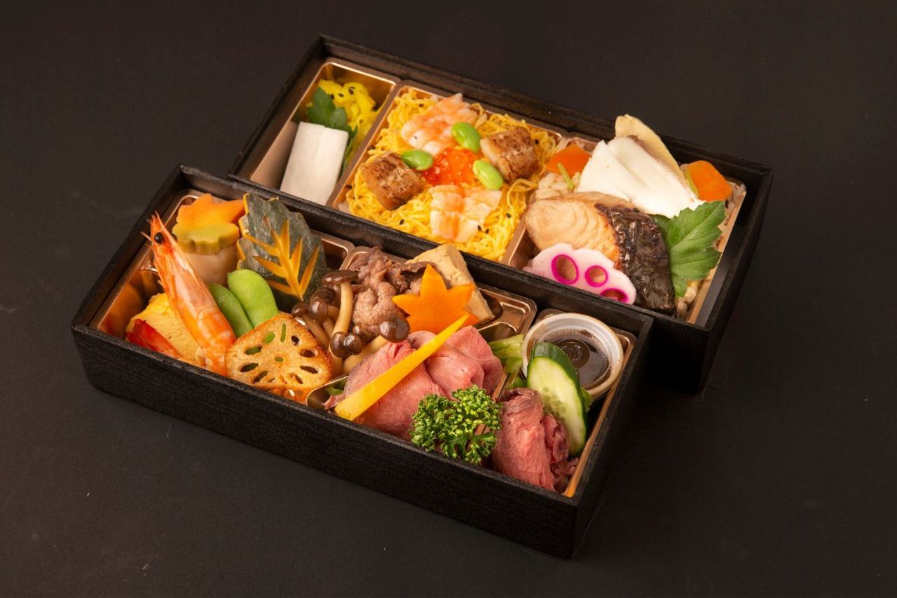 24.ローストビーフと牛すき焼、鰆幽庵焼とちらし寿司の極上二段弁当