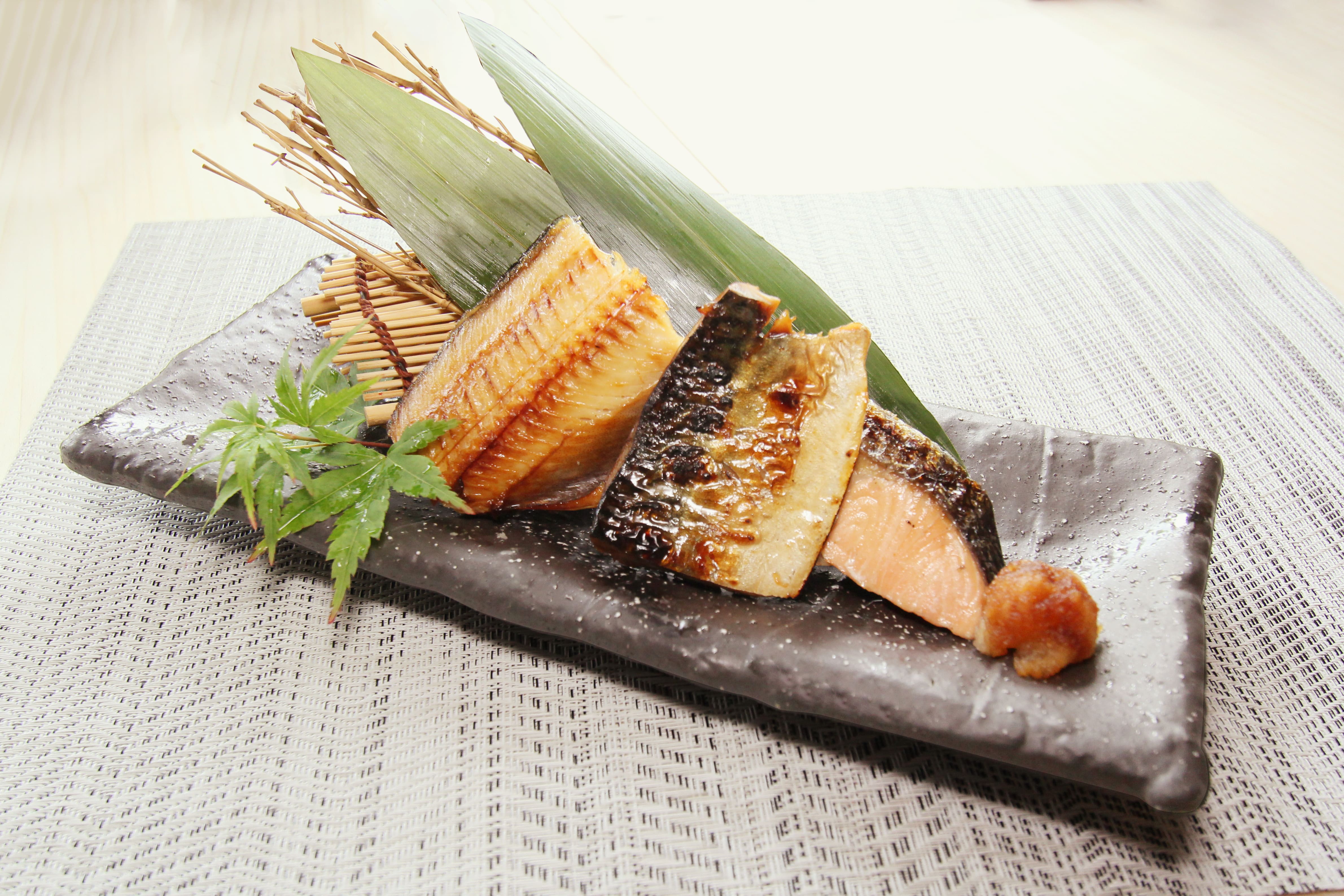 季節の焼き魚の三種盛り銀シャリ弁当