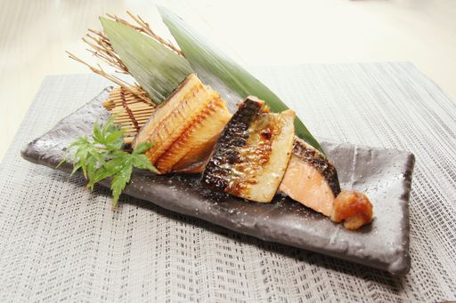 季節の焼き魚の三種盛り銀シャリ弁当