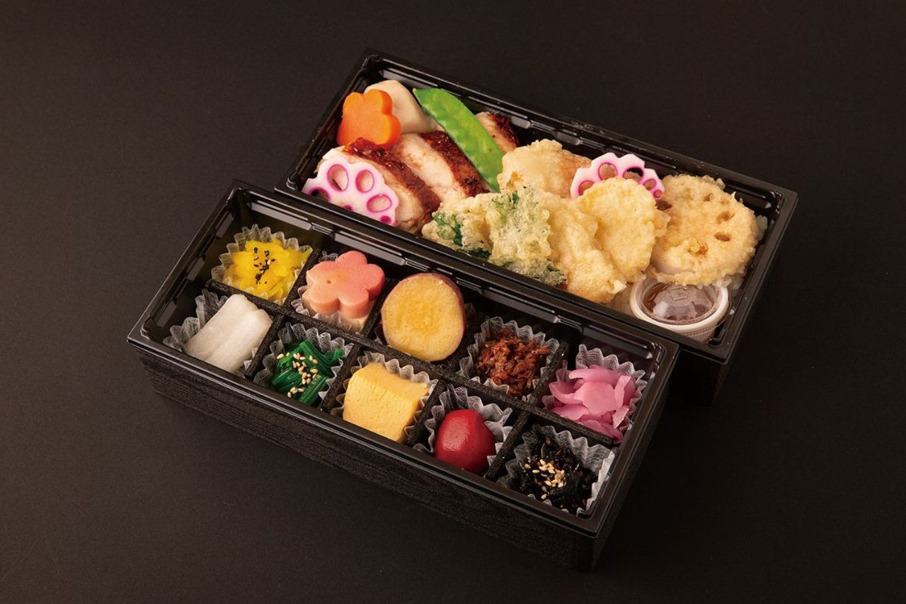 27.鶏照焼と野菜天ぷらと彩りおかすのお弁当