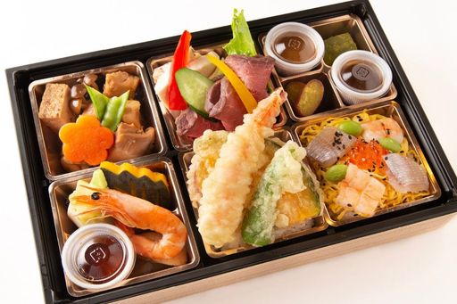 【あやめ】天丼とちらし寿司、ローストビーフと鶏すき焼きの六升弁当