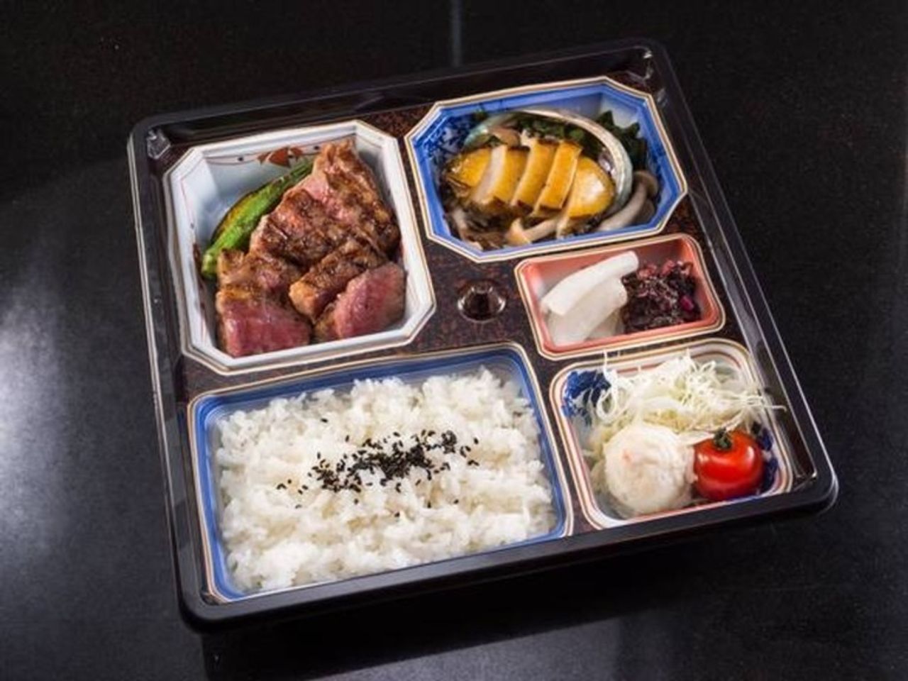 黒毛和牛ステーキ（サーロイン）＆鮑弁当