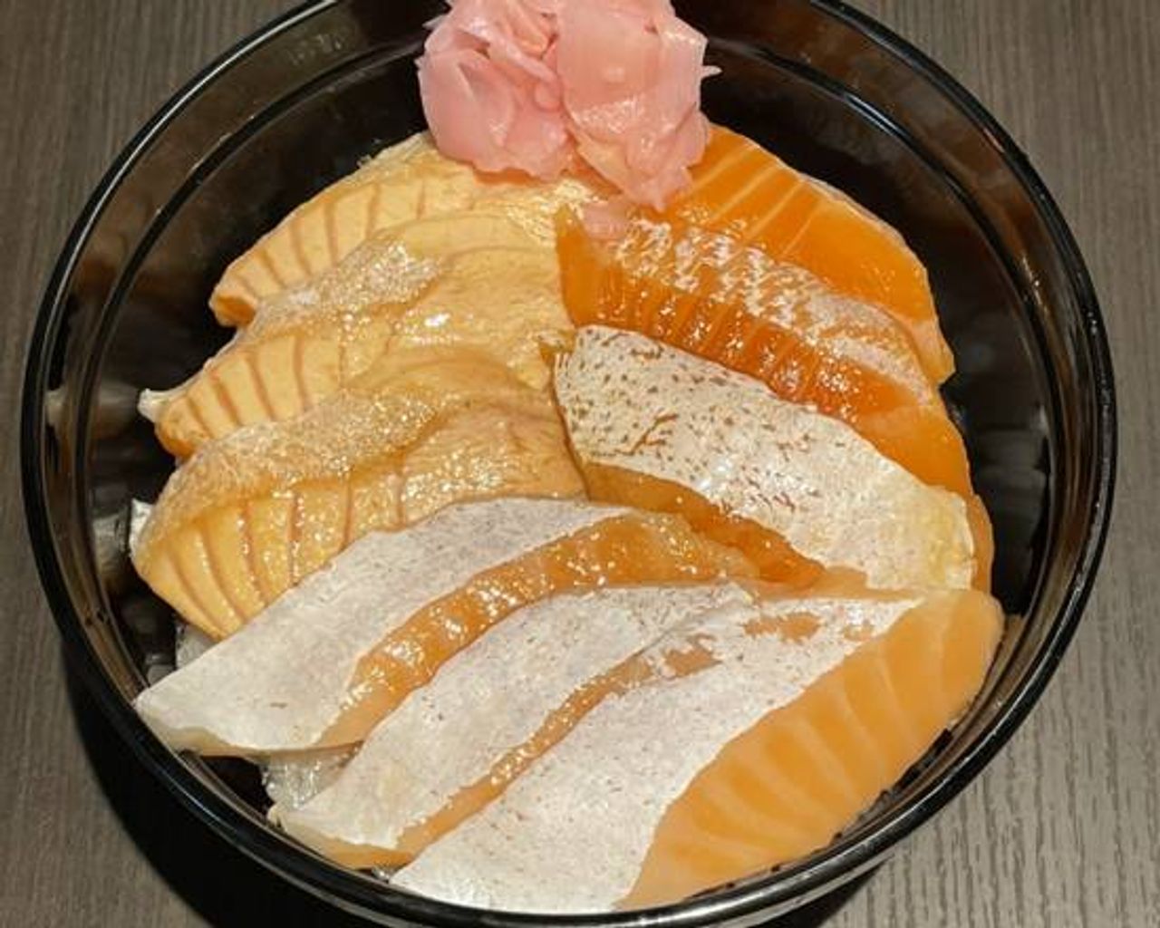 サーモン尽くし丼
