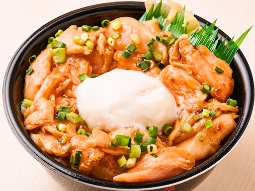 70.サーモンユッケ丼(Salmon yukke bowl )