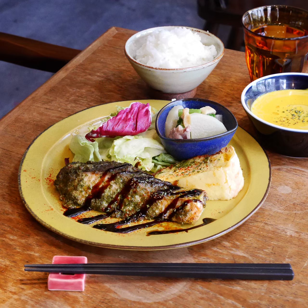 日替わりのお魚料理と野菜のキッシュ  /  サラダ＋スープ添え