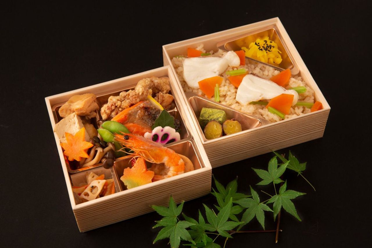16.鶏香り揚と鮭塩焼と鶏すき焼のあじわい弁当