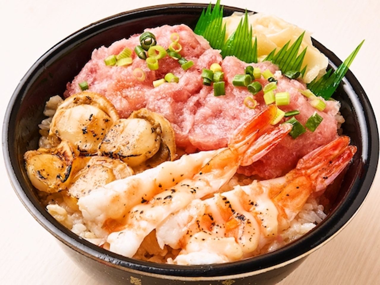 N96.焦がし醤油ホタテ炙りチーズエビねぎとろ丼