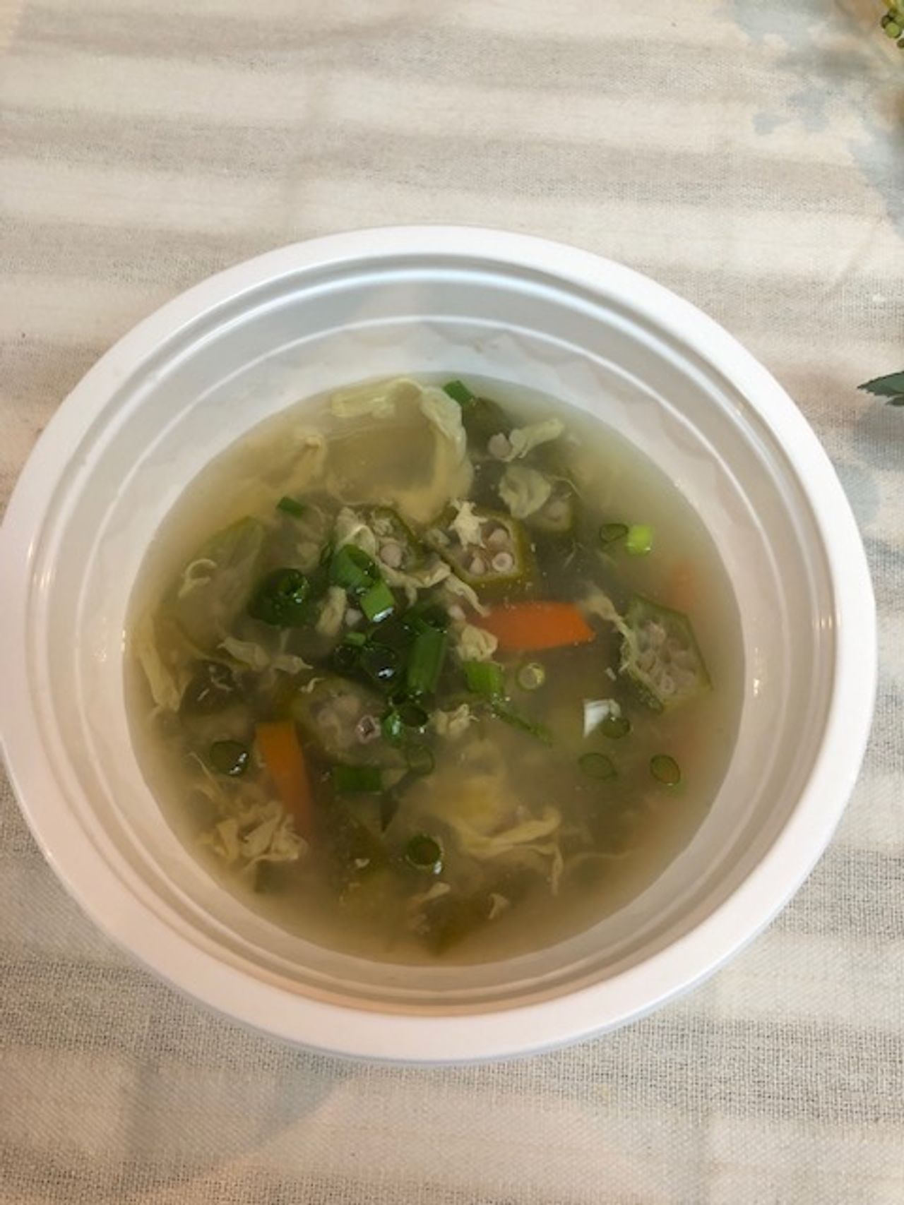 【昭和薬科大付属】本日のおすすめスープはコーンが入ったコンソメ中華風スープ
