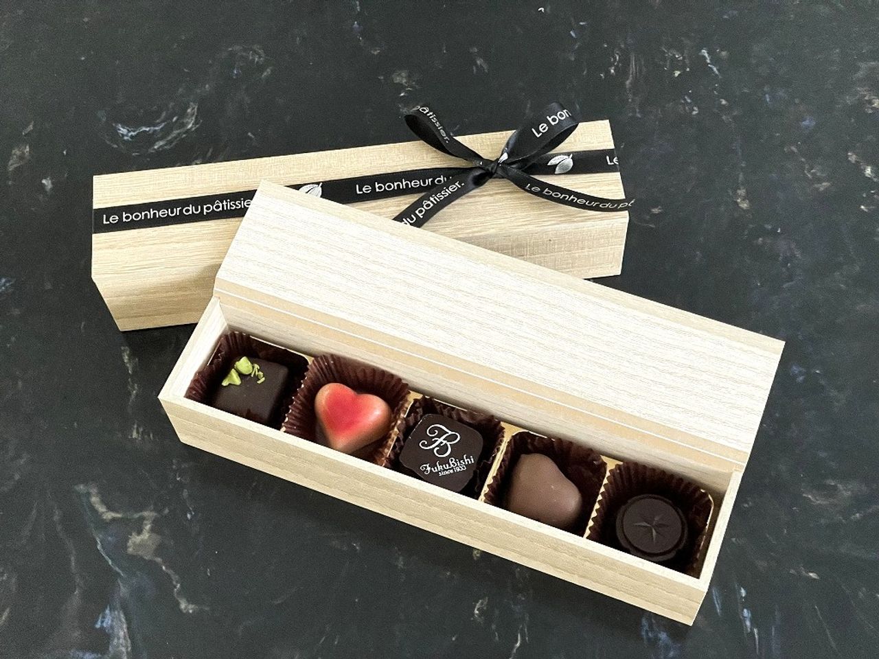 N　ボンボンショコラ５入　（桐箱入）