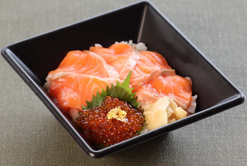 〈大葉のジェノベーゼソースと食べていただきたい〉サーモン&イクラ　海の親子丼