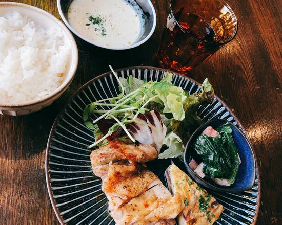 日替わりのお肉料理と野菜のキッシュ / サラダ＋スープ添え