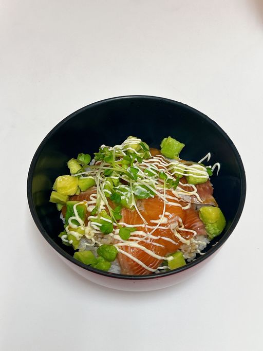 サーモンアボカドマヨ丼