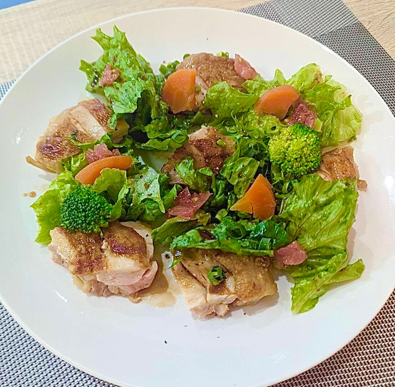 チキンソテーのサラダ仕立て粒マスタードのヴィネグレットとバルサミコソースのピラフ弁当