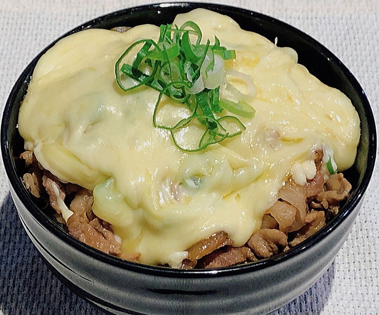 チーズ豚丼（大盛増量無料）