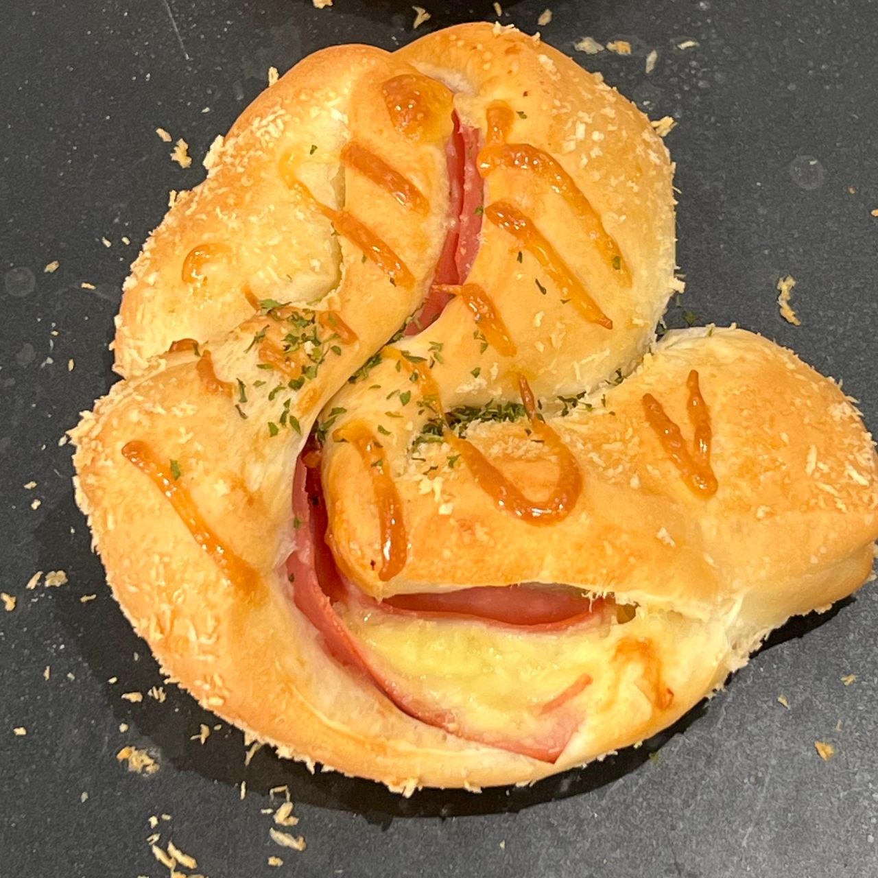ハムチーズロールパン