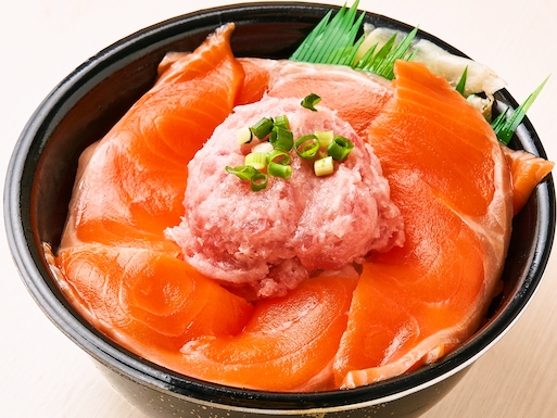58.サーモンねぎとろ丼(Salmon negitoro bowl )