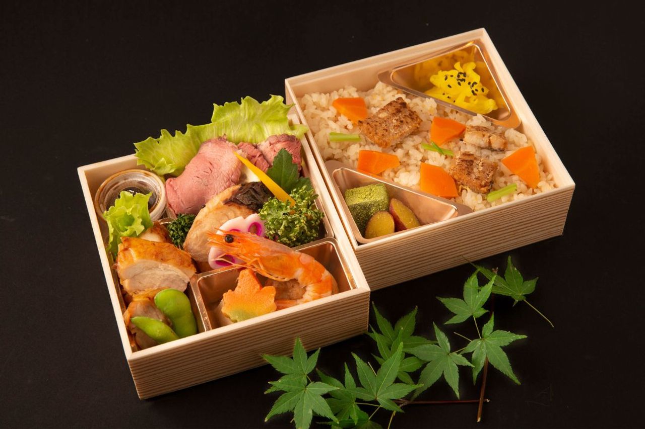 18.ローストビーフと鰆幽庵焼と鱧かやく飯のあじわい弁当