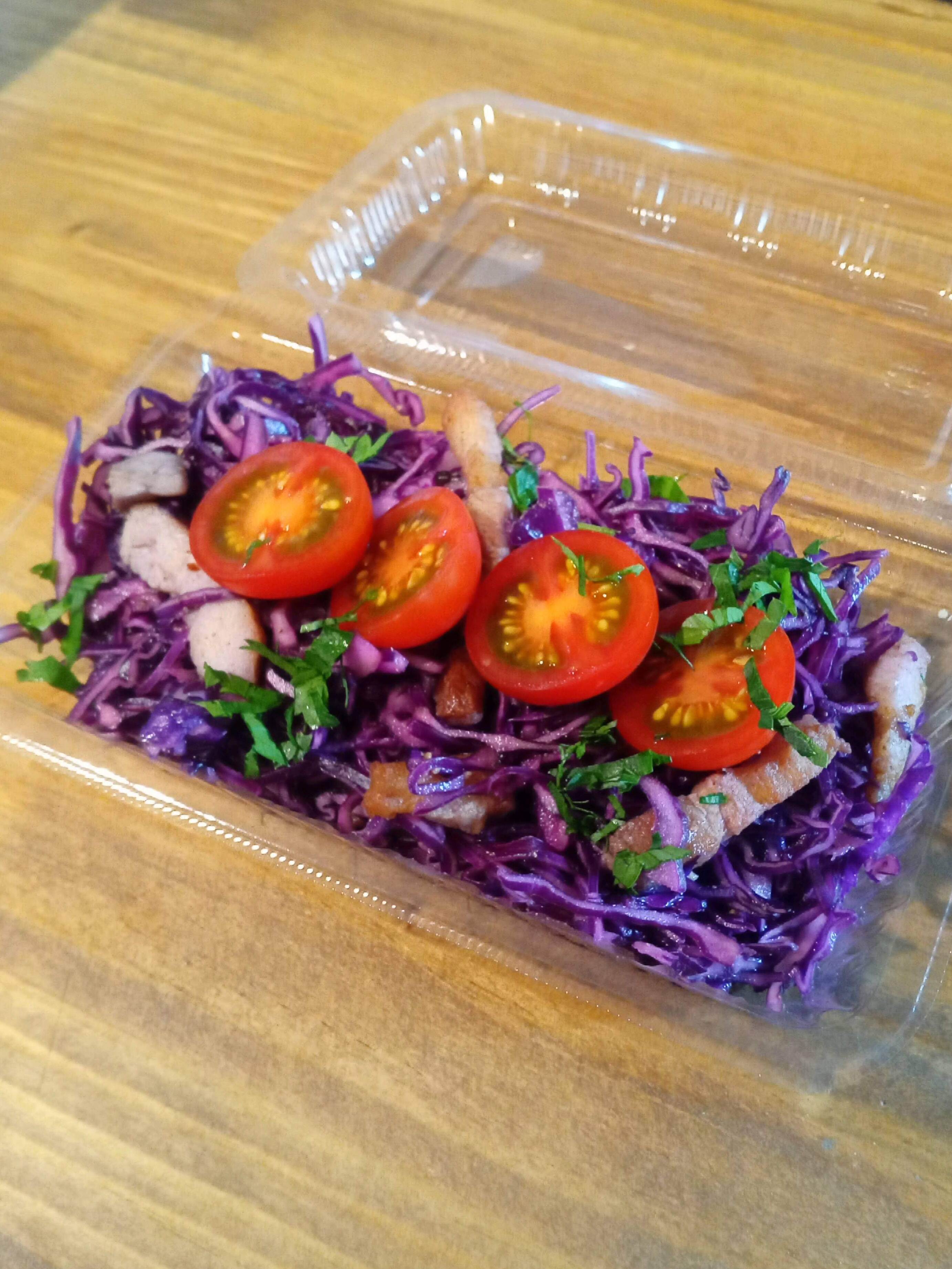 紫キャベツとパンチェッタのトマトサラダ