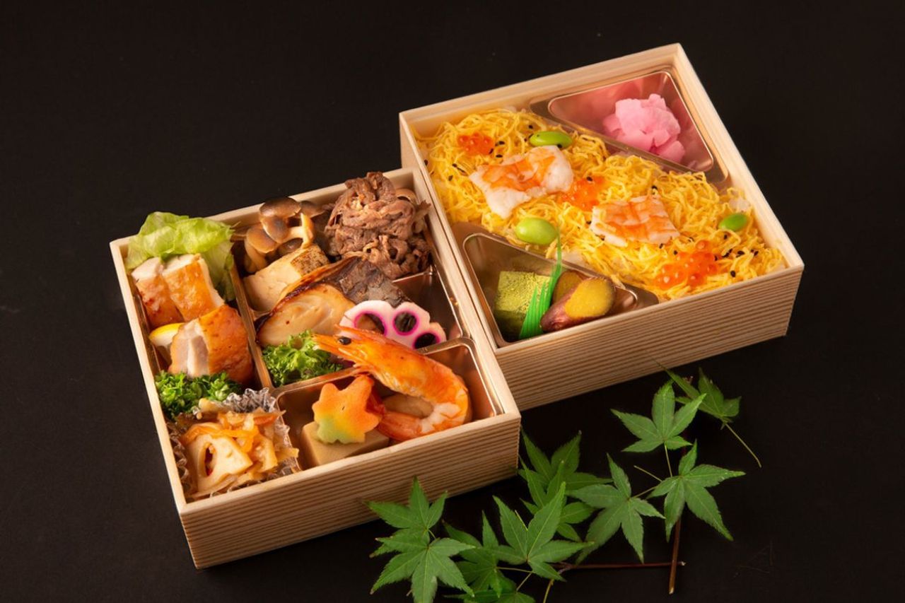 19.牛すき焼と鰆幽庵焼、ちらし寿司のあじわい弁当
