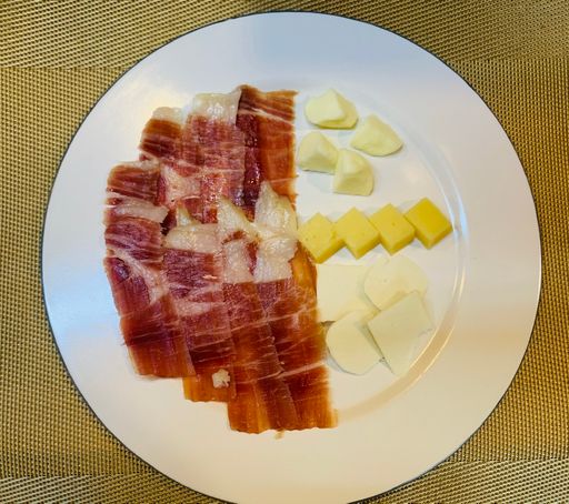 生ハムとチーズの盛合わせ