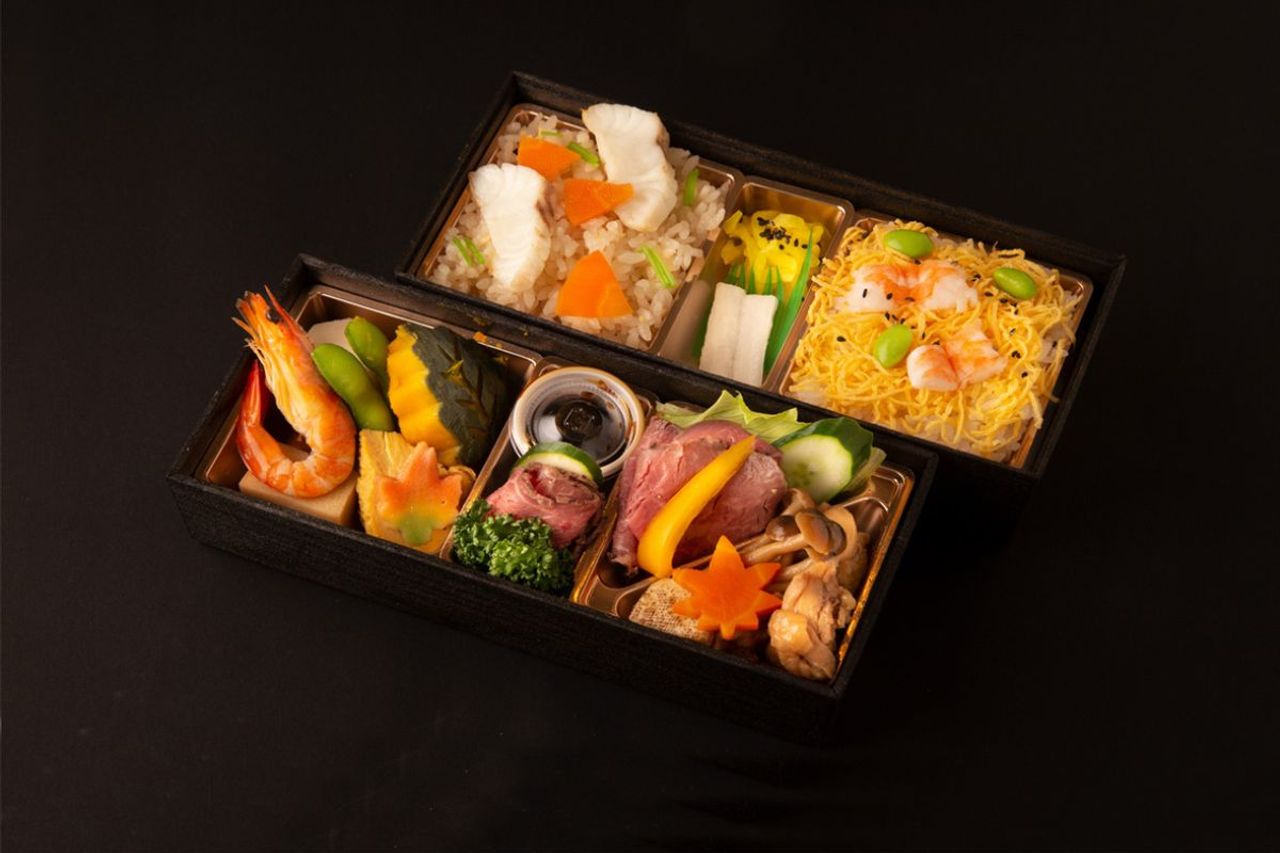 21.ローストビーフと鶏すき焼と鯛飯の極上二段弁当