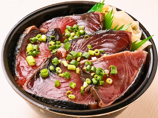 99.かつおのたたき丼(Bonito seared rice bowl)