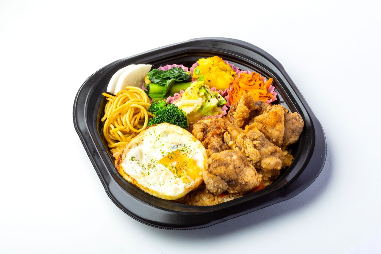 【火曜日限定販売】7種の副菜入りトムヤム炒飯とスパイシー唐揚げ弁当【スープ付き】