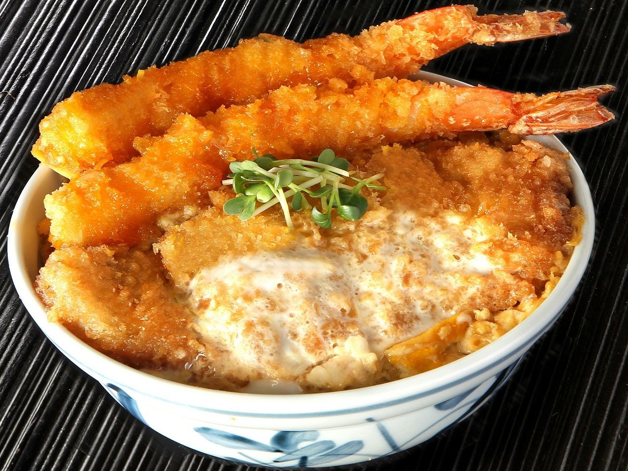 カツと海老フライの卵とじ丼