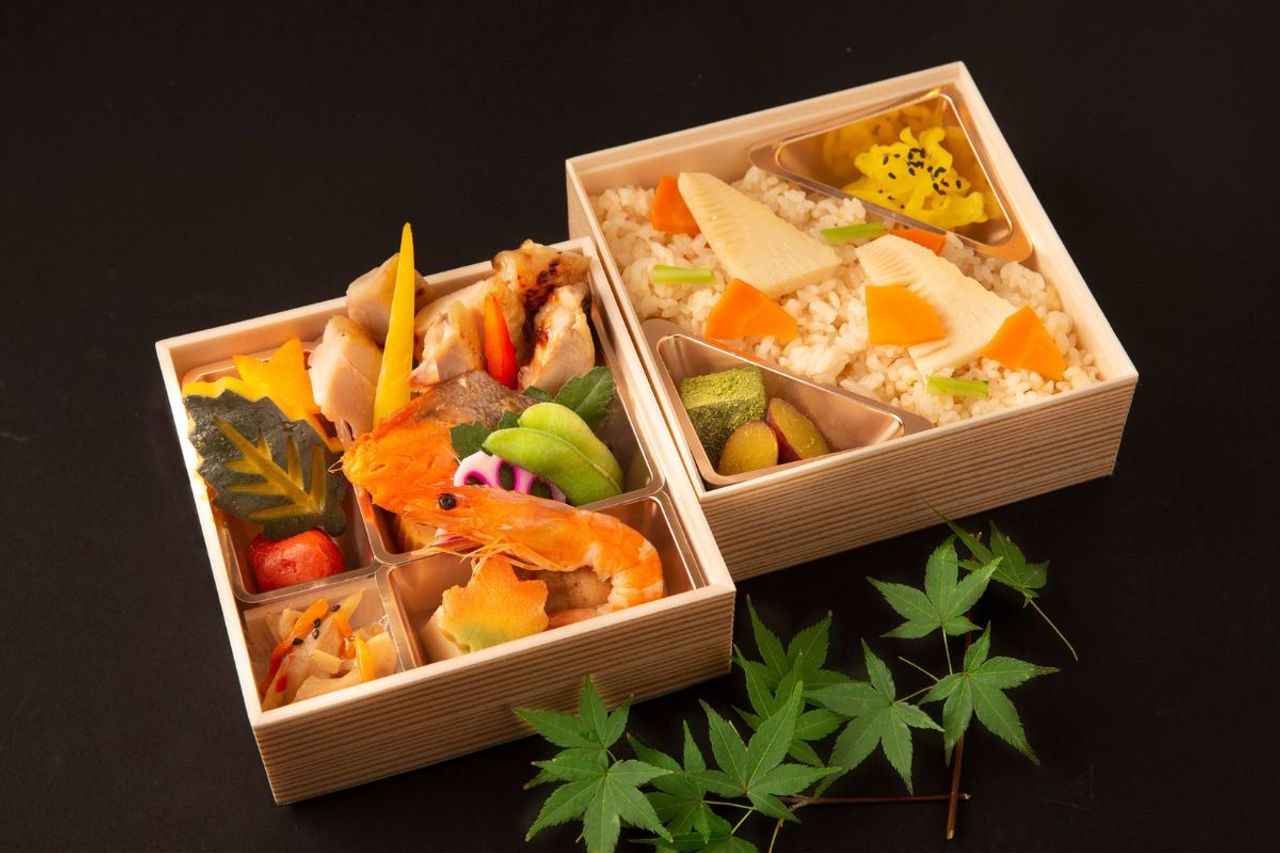 13.鶏西京焼と鮭塩焼と山城筍飯のあじわい弁当