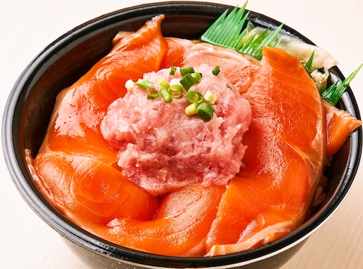 62.漬けサーモンねぎとろ丼(Pickled salmon negitoro bowl )