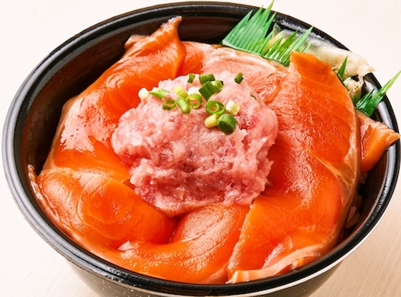 62.漬けサーモンねぎとろ丼(Pickled salmon negitoro bowl )