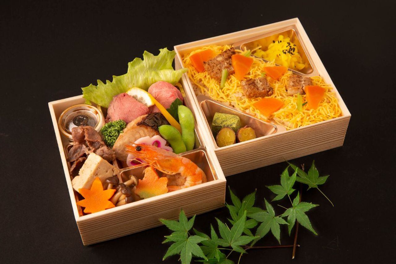 22.ローストビーフと牛すき焼、鰆幽庵焼と鱧かやく飯のあじわい弁当