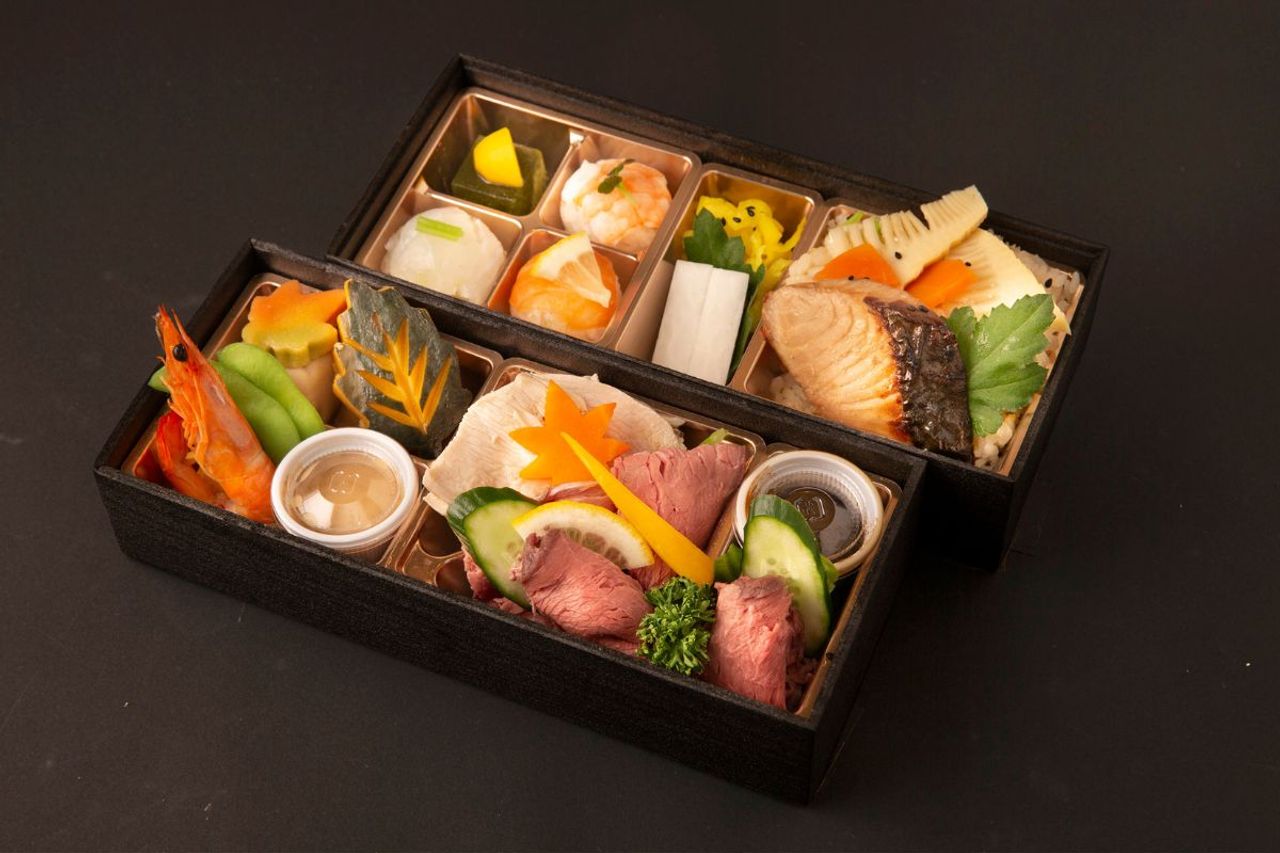 23.ローストビーフとサラダチキン、鰆幽庵焼と手まり寿司の極上二段弁当