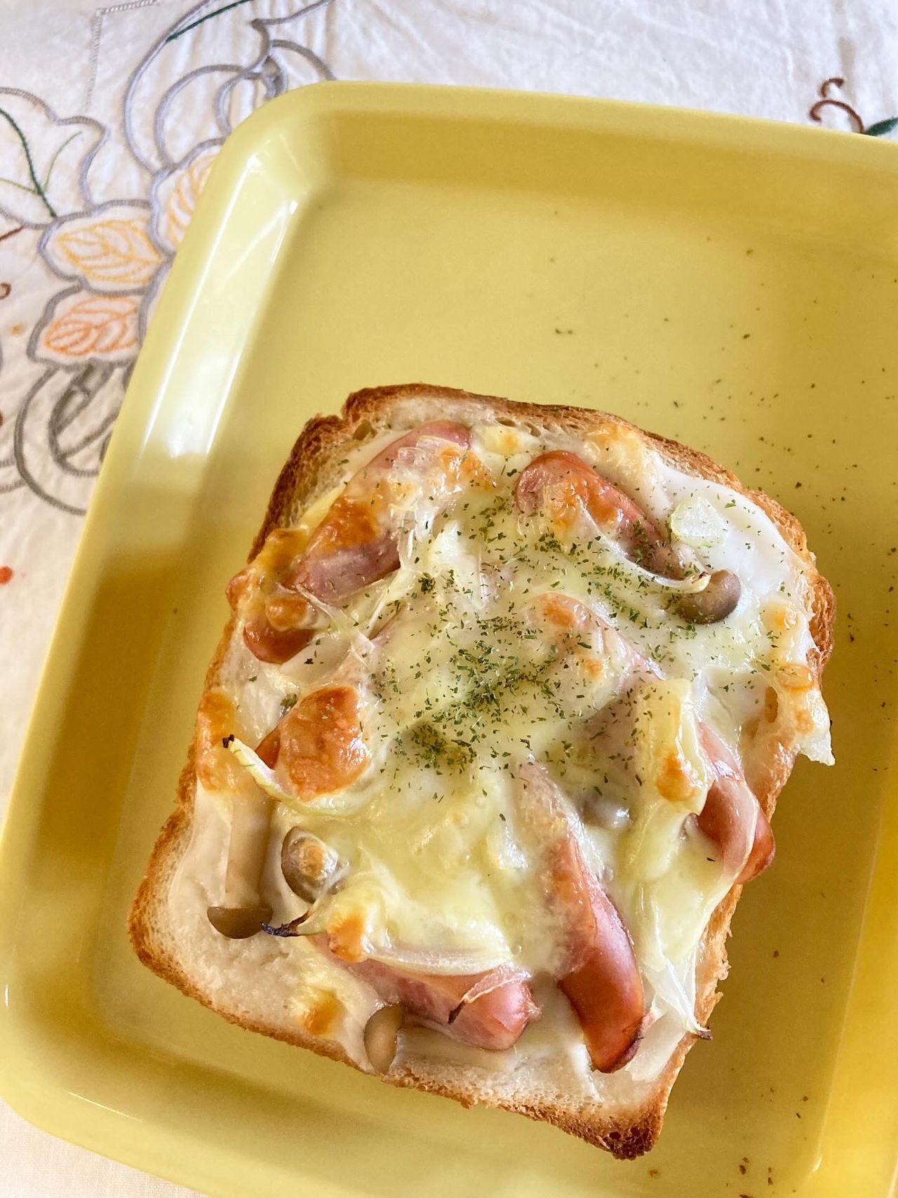 ソーセージとしめじのガーリックトースト