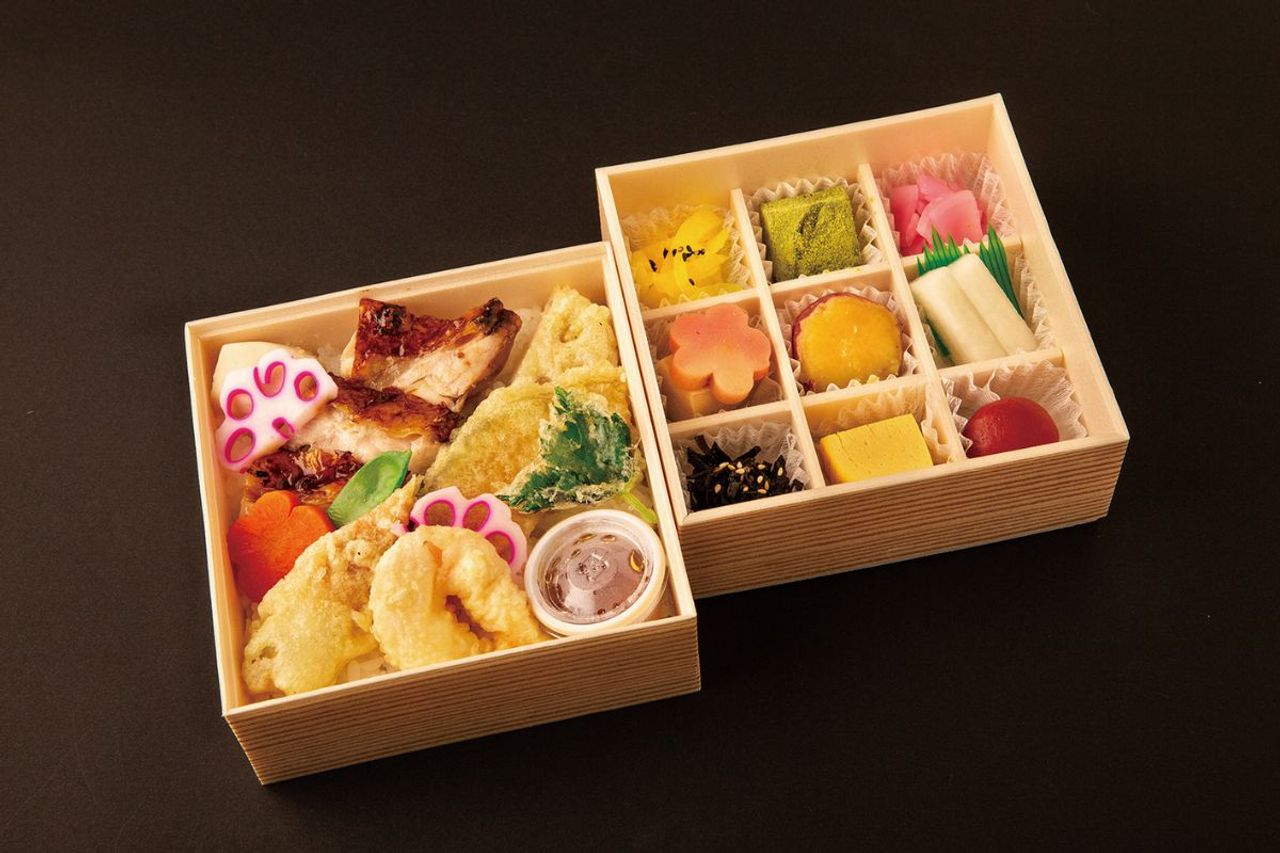 28.鶏照焼と海老天ぷらと彩りおかずのあじわい弁当