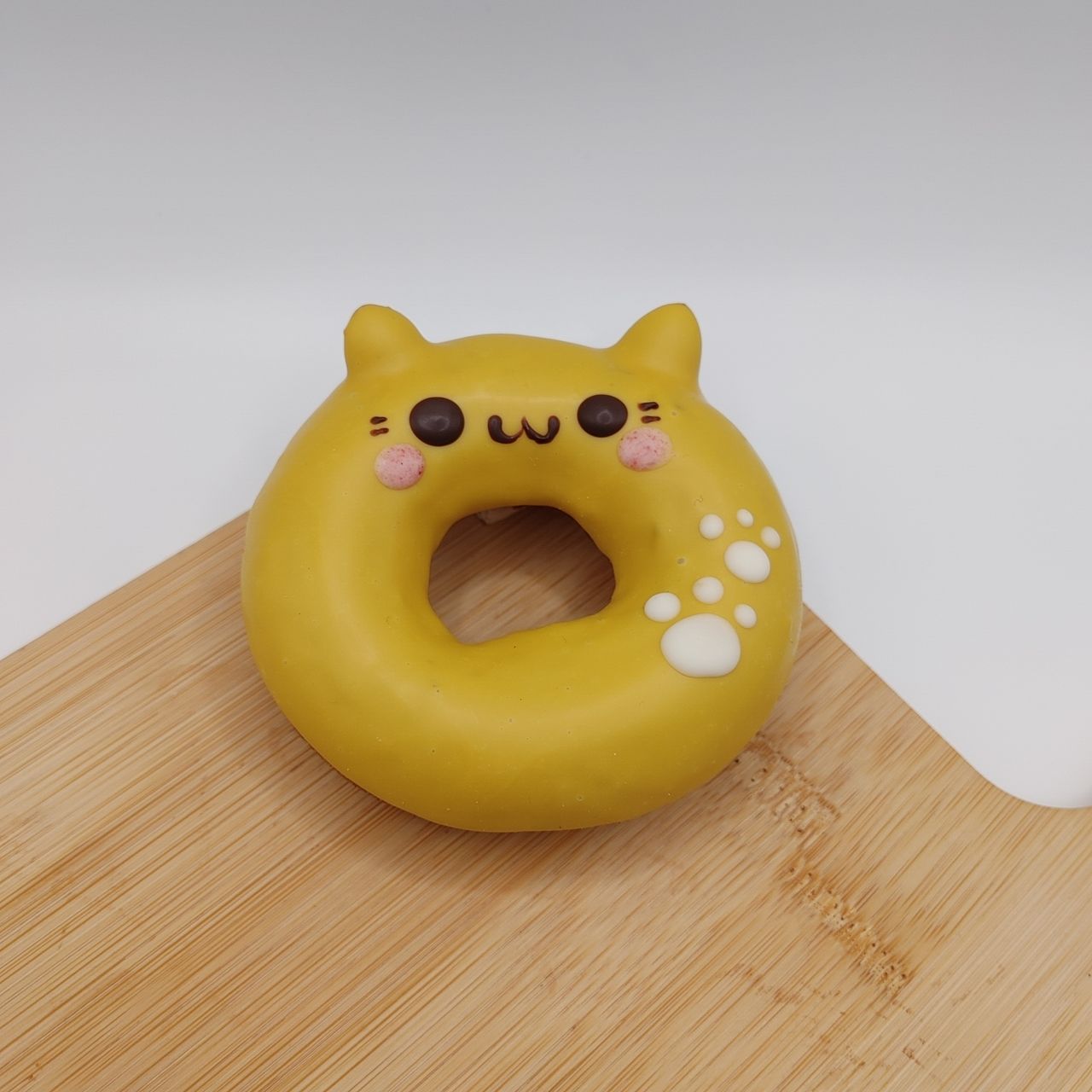 ねこの日ドーナツ:黄色のねこ
