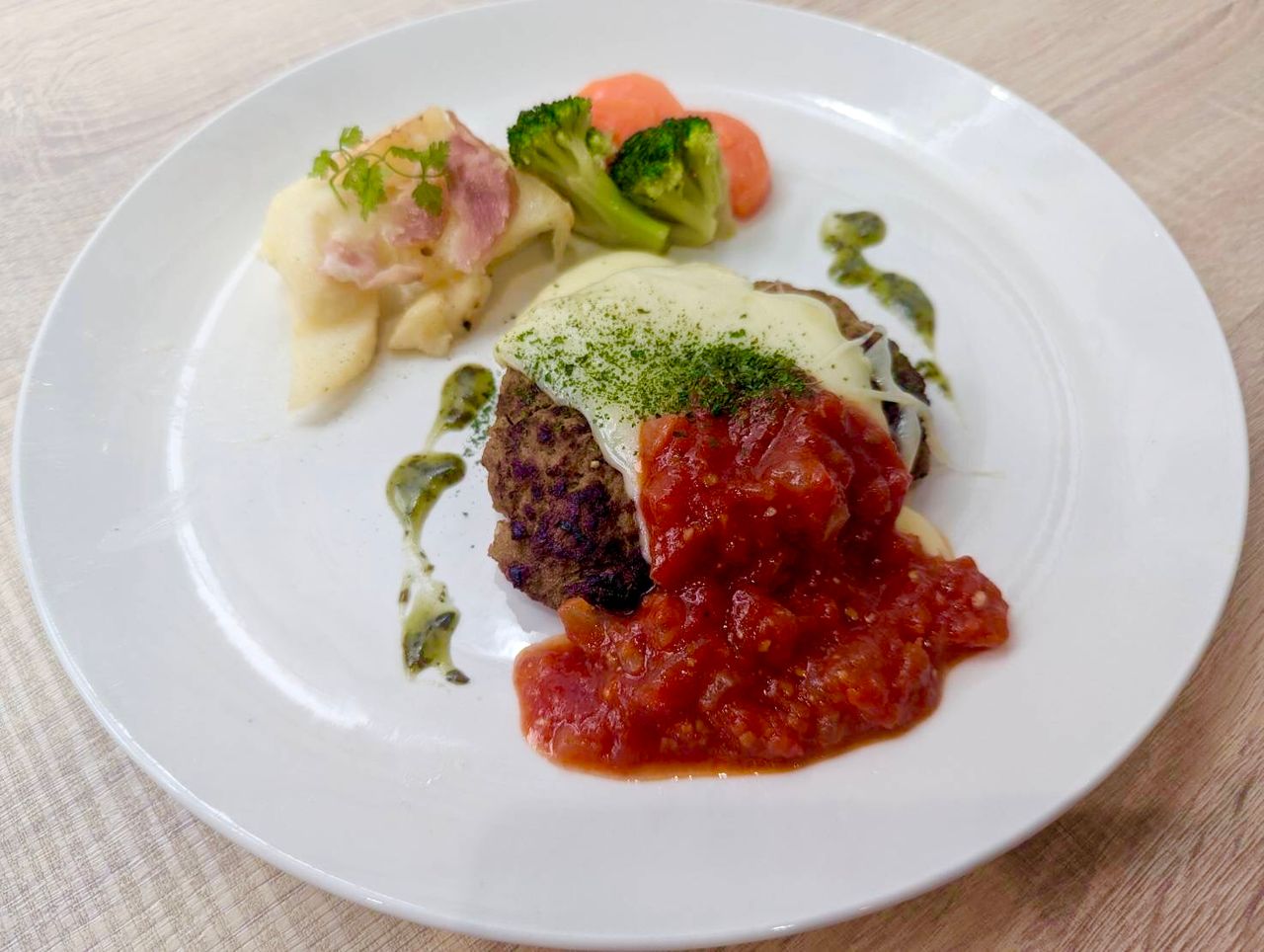 ハンバーグ チーズのせトマトソースとピラフ弁当