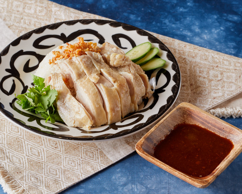 "カオマンガイ・蒸し鶏と鶏出汁の炊き込みご飯 Khao Man Gai - Steamed Chicken with Chicken Rice"