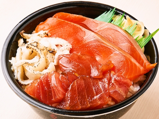 81.漬けサーモン漬けまぐろ炙り縁側丼(Pickled salmonpickled tunagrilled engawa bowl)
