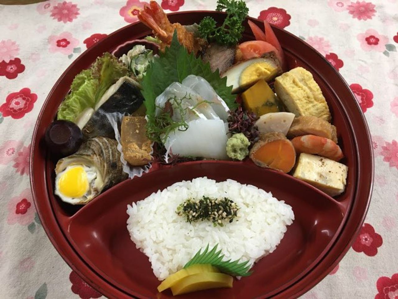 幕の内弁当（刺身付き）