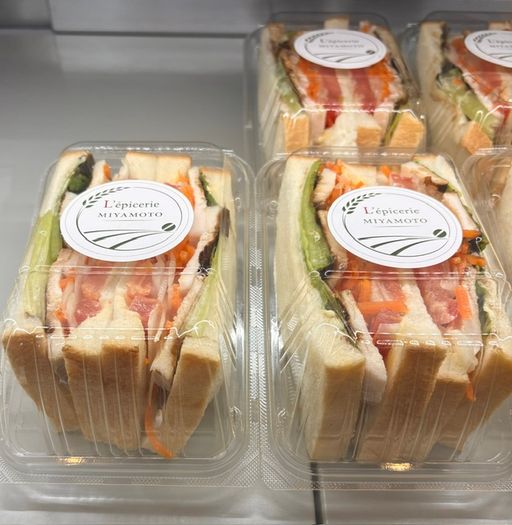 自家製食パンのハーブチキンサンド