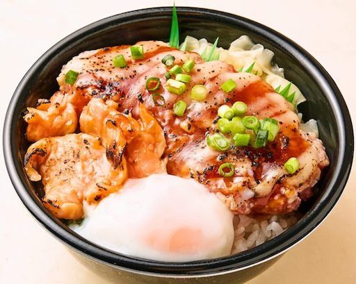 98.焦がしチーズ醤油ねぎとろ炙りバター醤油サーモン温玉丼(Burnt cheese and soy sauce Negitoro Grilled butter and soy sauce salmon Hot egg bowl)