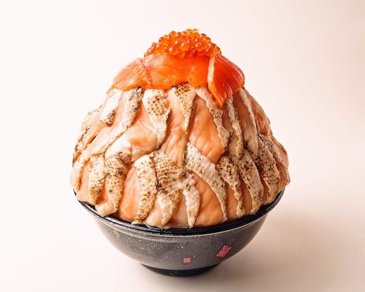 山盛りサーモン70切れ丼(A bowl of 70 pieces of heaping salmon)