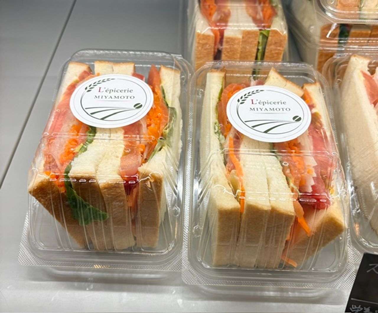 自家製食パンのスモークサーモンサンド