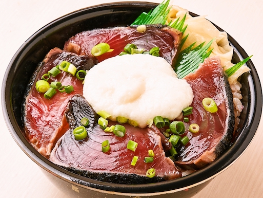 100.かつおのたたきトロロ丼(Seared bonito and grated yam bowl)